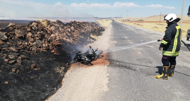 Yol kenarına terk edilen motosiklet cayır cayır yandı