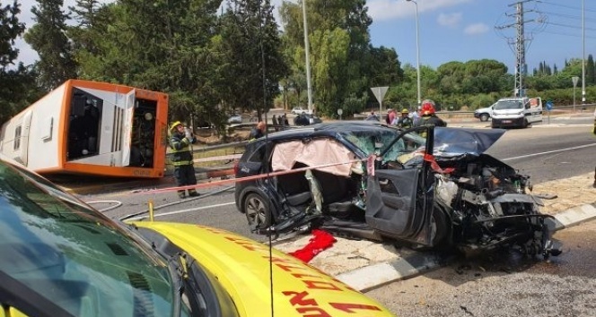 İsrail&#039;de otobüs ile otomobil çarpıştı: 21 yaralı