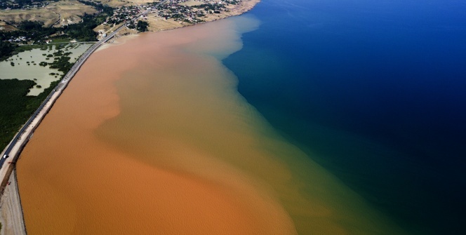 Sel suları Van Gölü’nü kızıla boyadı