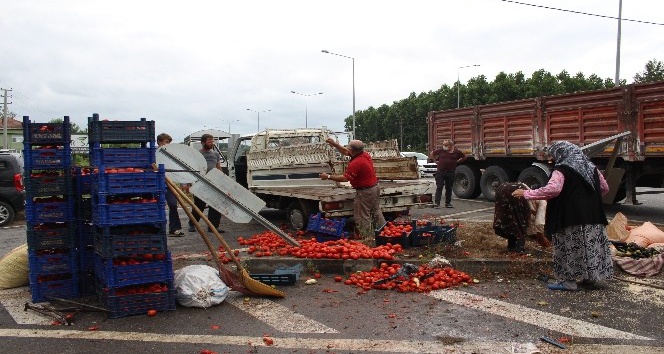 Kamyon kamyonete çarptı, domatesler yola saçıldı