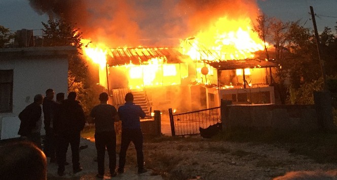 Düzce’de 2 katlı ev alev alev yandı