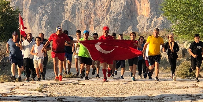 Şehitler anısına Anavarza Kalesi etrafından Türk bayrakları ile koştular