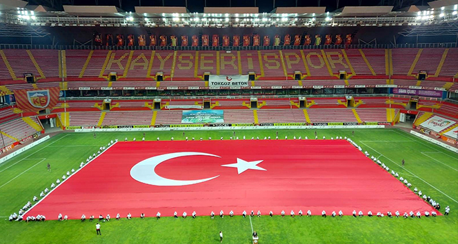Dünyadaki en büyük Türk bayrağı Kayseri&#039;de açıldı