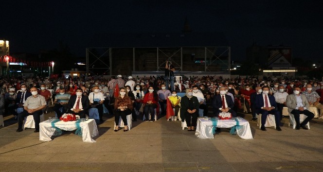 Kırşehirliler, 15 Temmuz hain darbe girişiminin 4. yılında Cacabey Meydanı’nda nöbet tuttu