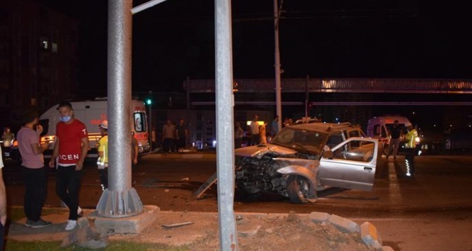 Malatya&#039;da kırmızı ışıktan geçen otomobil kamyonete çarptı: 5 yaralı