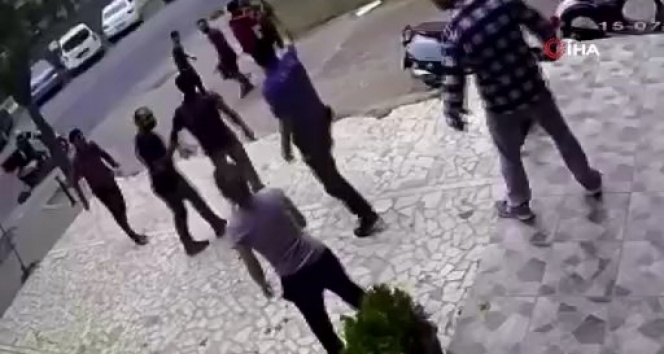 Kadıköy’de sokak ortasında bıçaklı sopalı kavga kamerada