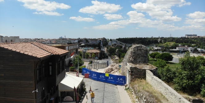Fatih’te çöken tarihi surlar havadan görüntülendi