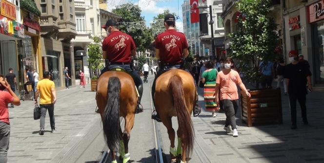 İstiklal Caddesi’nde Atlı Polisler devriye gezdi, vatandaşlar yoğun ilgi gösterdi