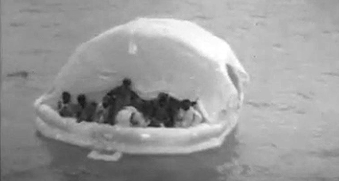 Yunanlılar, botlarına el koyup, can salı ile ölüme terk etti