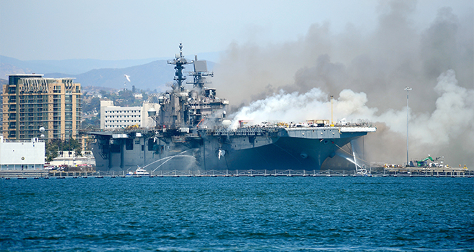 ABD’de savaş gemisindeki yangın söndürüldü