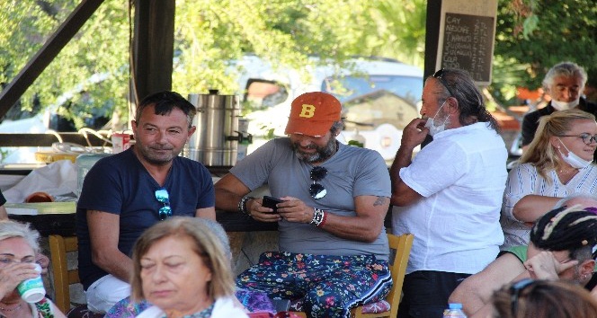 Şarkıcı Bora Gencer ünlü ressamın tablosunu almak için ter döktü