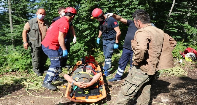 Bolu’da ormanda çalışırken 100 metreden düşen memur, operasyonla kurtarıldı