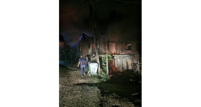 Amasya’da gece çıkan yangın 2 evi kül etti