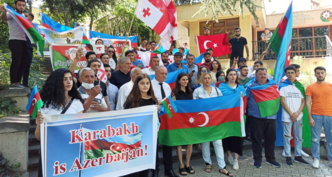 Azerbaycan’ın Tiflis Büyükelçiliği önünde Ermenistan protestosu