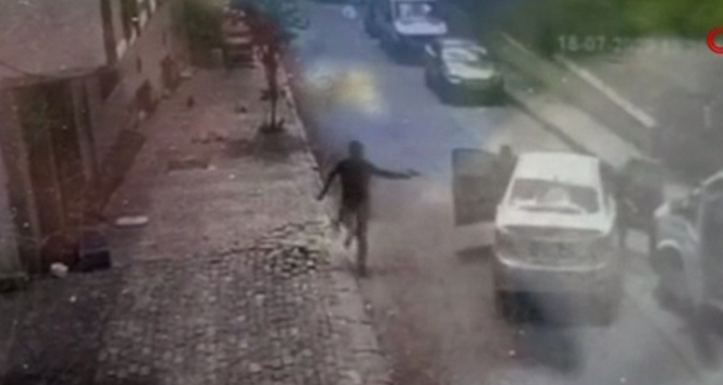 Bağcılar’da polise silahlı saldırı anı kamerada