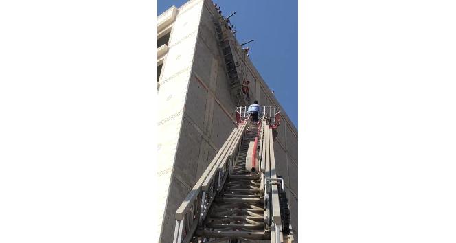 Cizre’de inşaat iskelesinde mahsur kalan işçiyi itfaiye ekipleri kurtardı