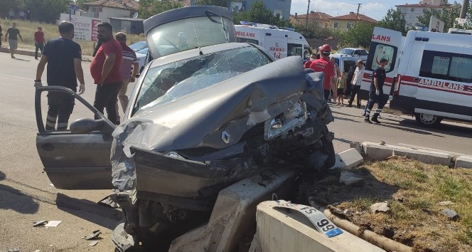 Kırıkkale’de 2 otomobil çarpıştı: 3 yaralı