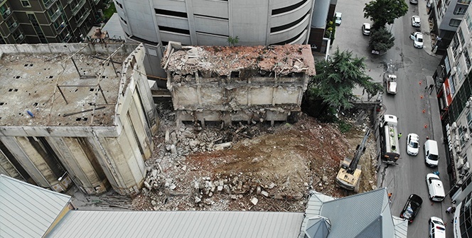 Tarihi Bomonti Bira Fabrikası’nın yıkımına başlandı