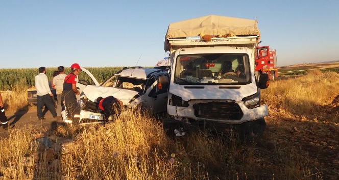 Tarım işçilerini taşıyan kamyonet ile ticari araç çarpıştı: 10 yaralı