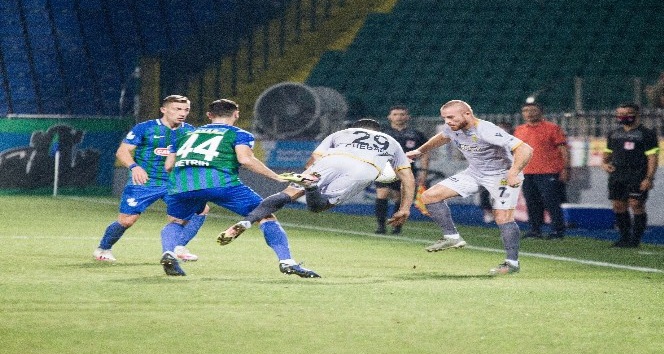 Süper Lig: Çaykur Rizespor: 3 - Yeni Malatyaspor: 0 (İlk yarı)