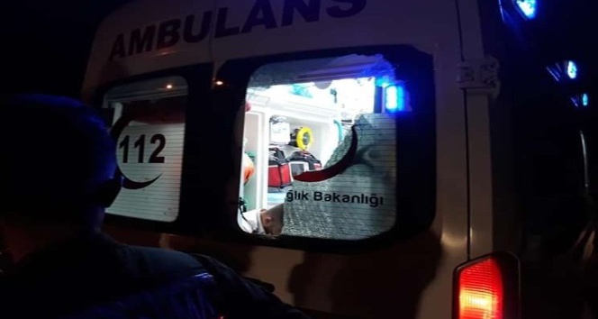 Bıçakla yaralanan kişi sağlık görevlilerine saldırıp, ambulansın camlarını kırdı
