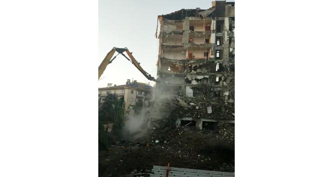 Elazığ’da hasarlı bina kontrollü şekilde yıkıldı