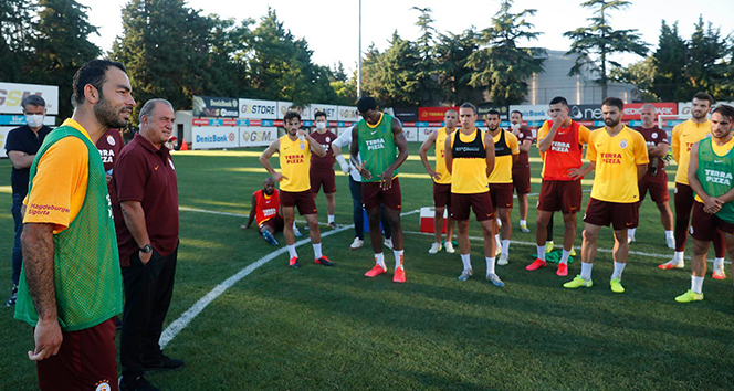 Selçuk İnan takım arkadaşlarıyla vedalaştı