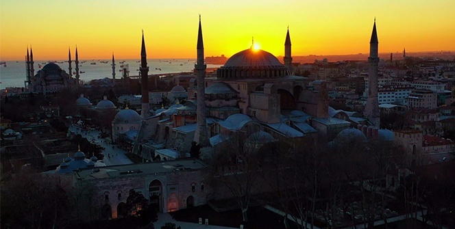 İlk namaza hazırlanan Ayasofya’da gün batımı kartpostallık görüntüler oluşturdu