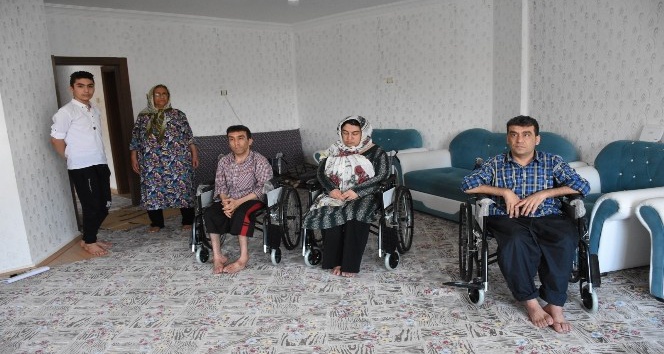 İhtiyaç sahibi engelli 7 sığınmacıya, Birleşmiş Milletler Yüksek Komiserliği desteğiyle tekerlekli sandalye verildi