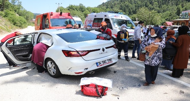 Bolu Tabiat Parkı yolunda iki otomobil çarpıştı: 1’i bebek 6 yaralı
