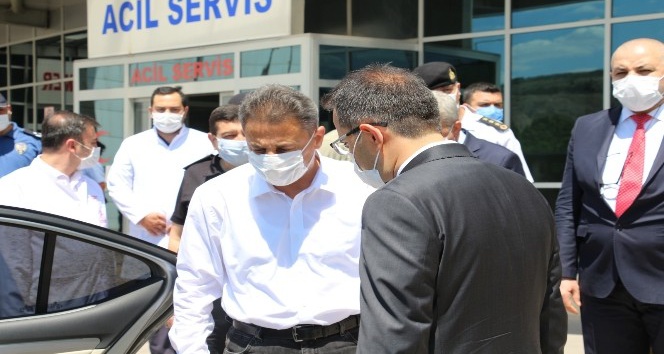 Trafik kazası geçiren Vali Karaömeroğlu: "Arkada otursanız bile kemer takın"