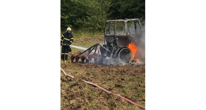 Tarla sürerken yanan traktör küle döndü