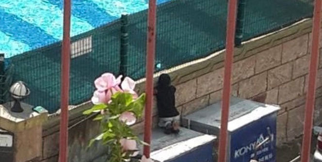 Çöp konteynerlerinin üzerine çıkıp gizlice izlediği hayaline kavuştu