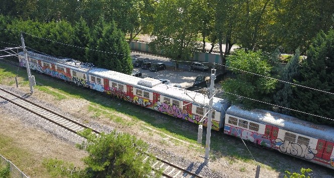 Tarihi boş vagonlar grafiticilerin mekanı oldu