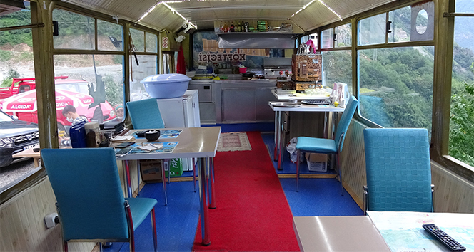 150 bin liraya mal ettiği otobüste köfte satıyor