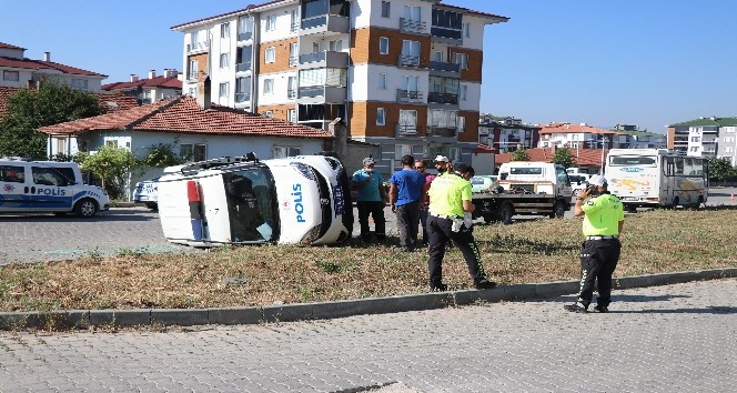 Bolu’da minibüs ile çarpışan polis aracı devrildi: 3 yaralı