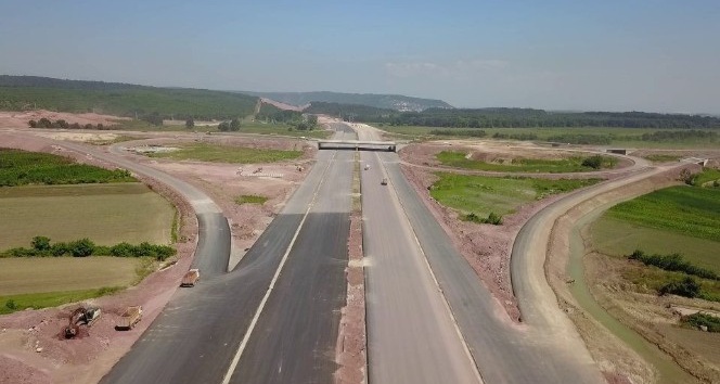 Kuzey Marmara Otoyolunun Sakarya kesiminde asfalt serim işlemleri sürüyor