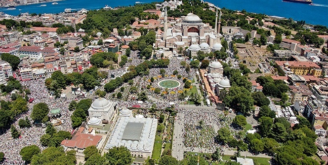 Ayasofya çevresinde saf tutan cemaat havadan görüntülendi