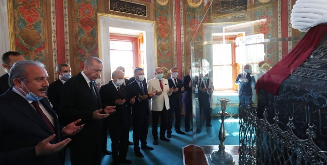 Cumhurbaşkanı Erdoğan ve Bahçeli, Fatih Sultan Mehmet Han'ın türbesini ziyaret etti