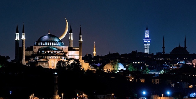 Ayasofya Camii ile hilalin buluştuğu kareler mest etti