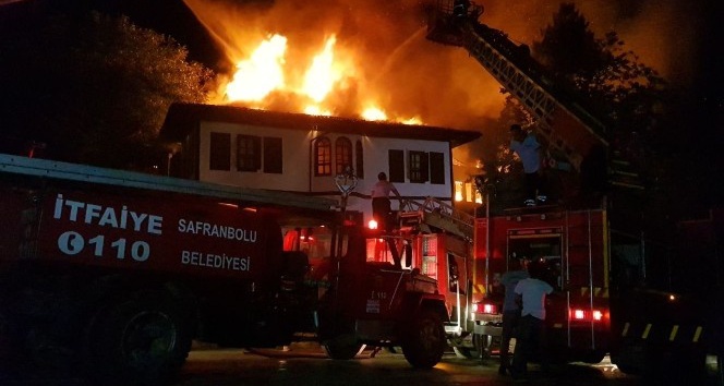 Safranbolu’da tarihi konakta yangın çıktı. İtfaiye ekipleri yangına müdahale ediyor