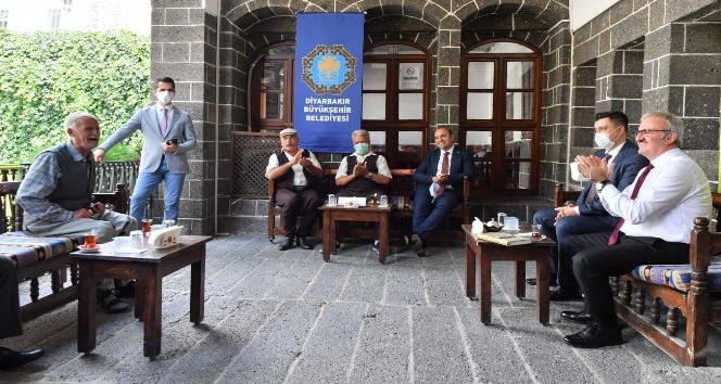 Vali Karaloğlu, Dengbej Evinde Kürtçe kaside dinledi