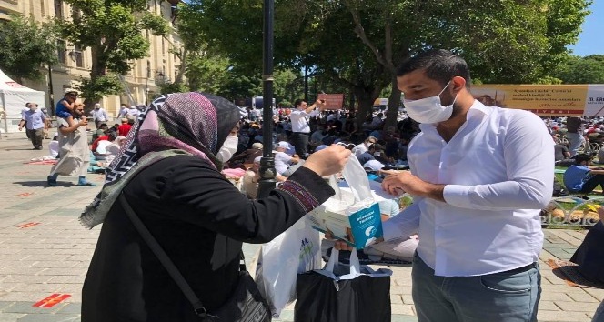 Kilis Belediyesi Ayasofya’da maske dağıttı