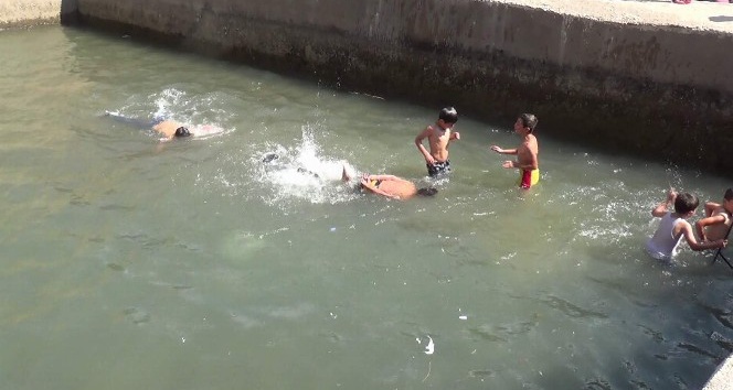 Köy çocukları korana virüsü hiçe sayarak havuza girerek serinledi