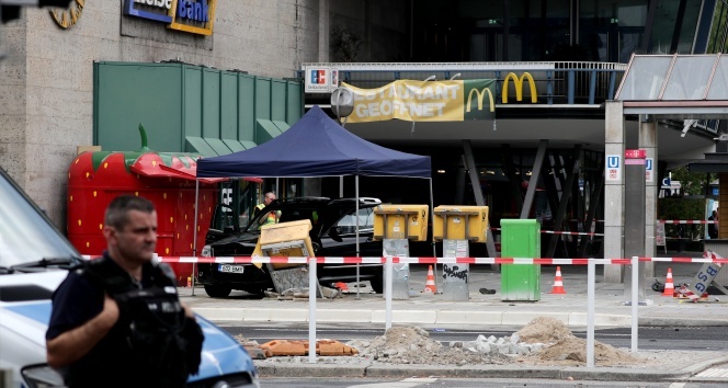 Berlin’de araç yayaların arasına daldı: 7 yaralı