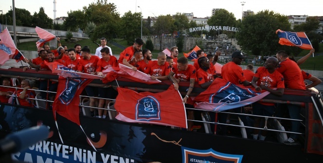 Şampiyon Başakşehir, üstü açık otobüsle stada geldi