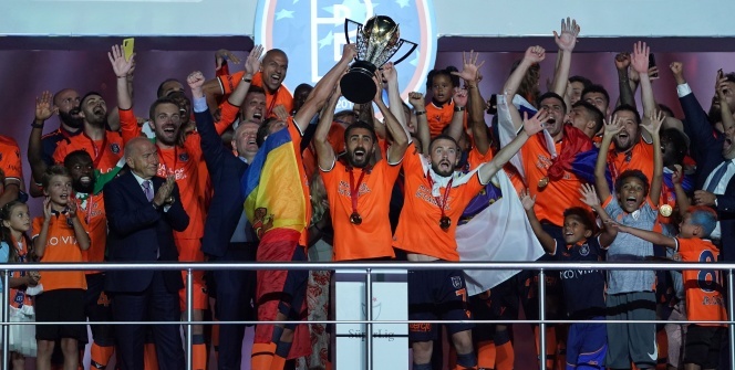 Şampiyon Başakşehir kupasını aldı