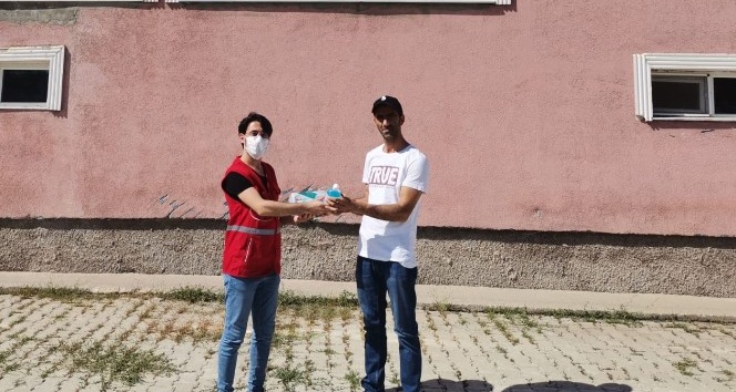 Tunceli’de Kızılay ekipleri maske dağıtmaya devam ediyor