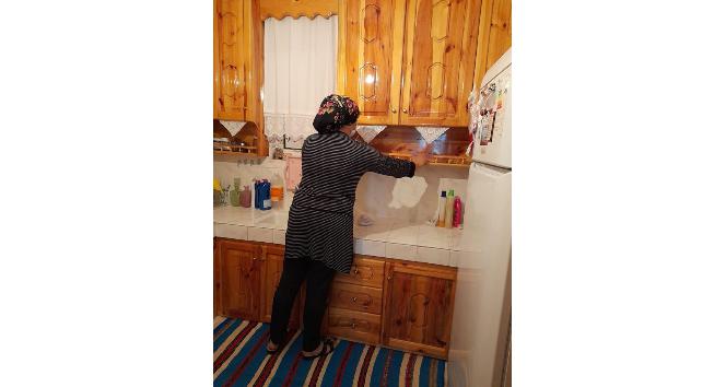 Niksar Belediyesi yaşlıların evinde bayram temizliği yapıyor