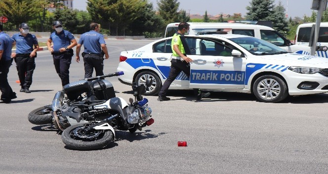 Karaman’da otomobil ile motosikletli trafik polisi çarpıştı 1 polis yaralı